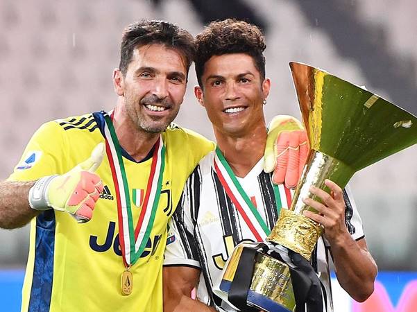 Buffon chụp ảnh cùng Ronaldo Buffon chụp ảnh cùng Ronaldo