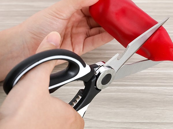 Thấy cái kéo đánh ngay số mấy đổi đời, có điềm gì?