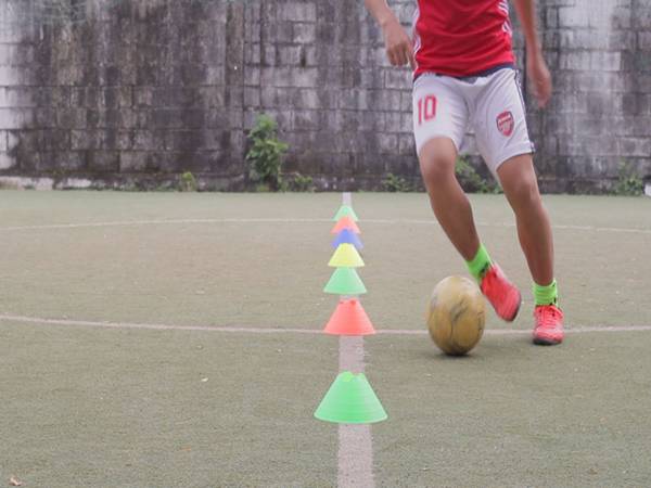 Cách tập đá bóng bằng chân không thuận