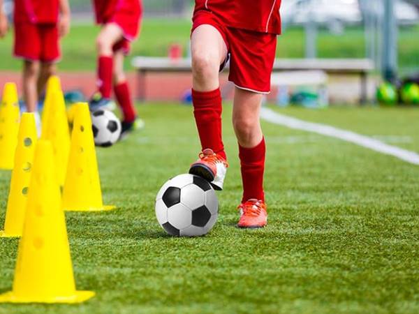 Mách bạn kỹ thuật rê bóng trong bóng đá cơ bản